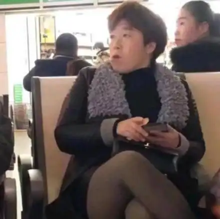 以前黄渤在《极限挑战》中就曾扮过女装,大家来感受一下,是不是厚像