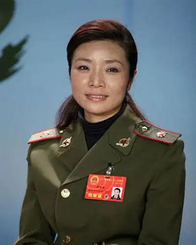 网友曝李丹阳驾军牌宝马与交警在街头发生争执