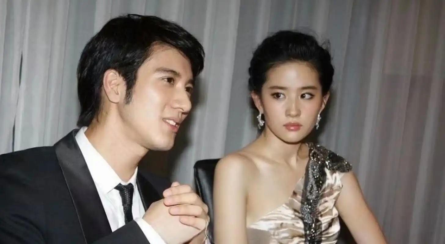 刘亦菲看王力宏的眼神一点柔情蜜意都没有,是不是她早就发现什么了?