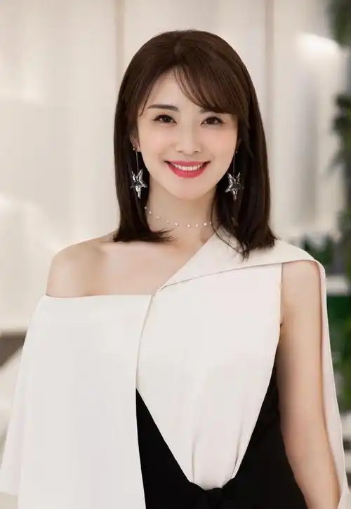 湖南台美女主持刘烨,黑白高开叉裙撞衫"纯妃"稳赢,笑起来真甜