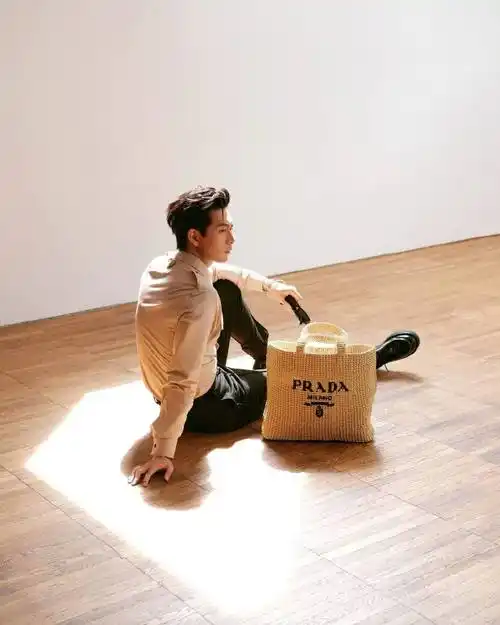 李现超话78#prada代言人李现#2023/07/29 ins更新一则"简约而不简单