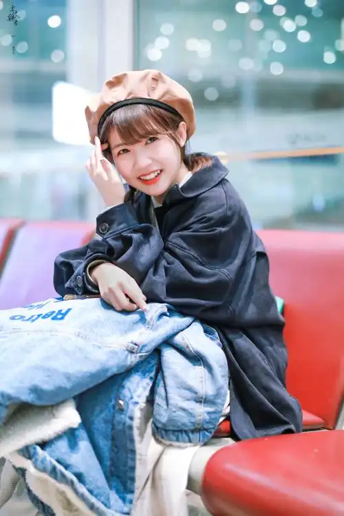 赖美云戴贝雷帽穿黑色外套现身机场,皮肤白皙笑容灿烂