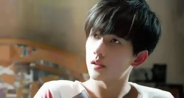 杨洋公开恋情承认李沁,撤单身声明,晒夕阳下的相同剪影,李沁和杨洋