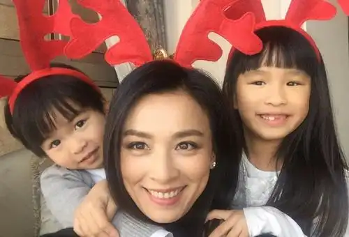 张庭儿子庆生一家四口齐聚豪宅内景曝光