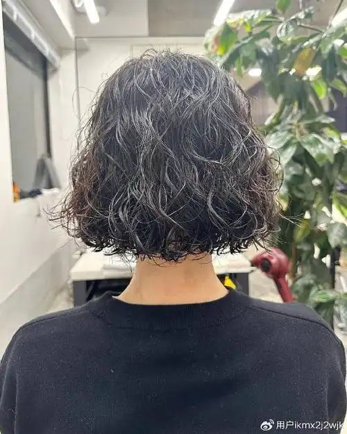 女人头发少,发型就选全头烫,蓬松时尚,尽显洋气风范