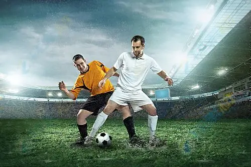 足球场上帅气运动员高清图片下载-找素材