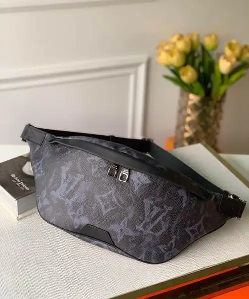 louisvuittonlvm57276discovery腰包胸包