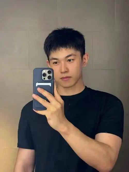 男生夏日清爽发型