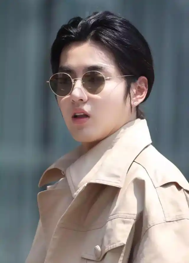 陈冠希机场和路人吵架,不停对路人做鬼脸,一脸要动手的狠劲儿_吴亦凡