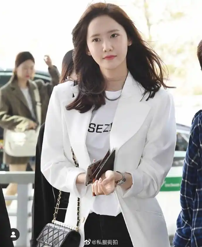 【私服街拍】林允儿190422身穿白色西服现身机场,黑白配色简单休闲.