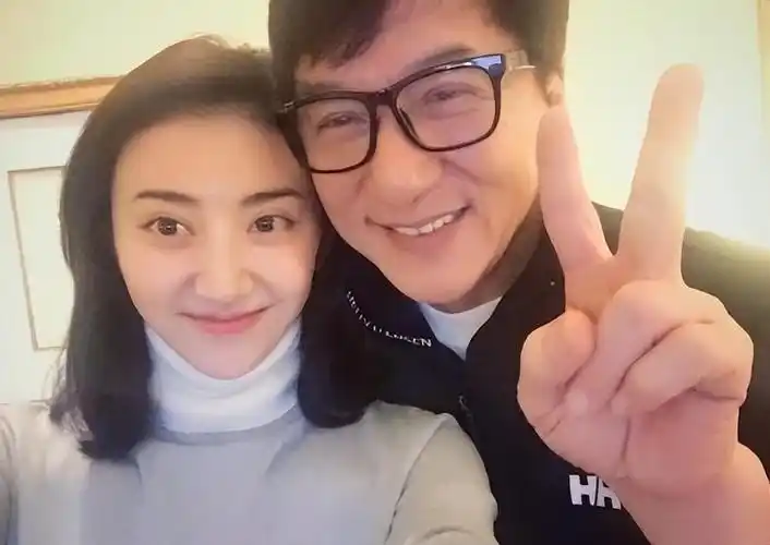 深受大佬钟爱的4位演员冯小刚捧红成龙接着捧洪金宝等着捧