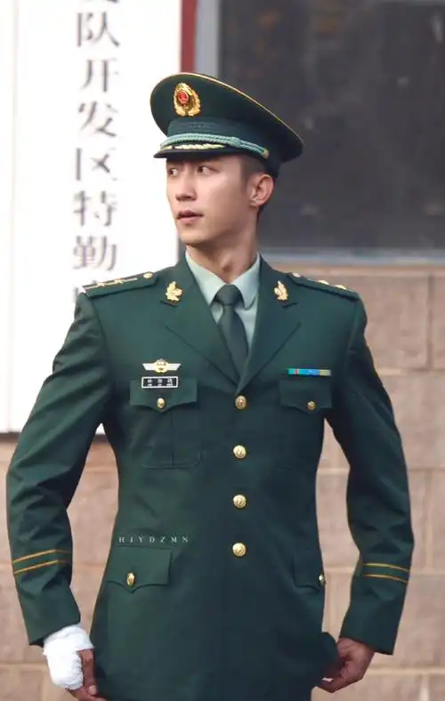 黄景瑜超话#很高兴yu见你#笔挺的军装下包裹着健硕的肌肉#黄景瑜1130