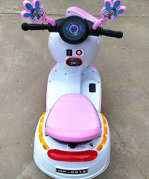 网红小黄鸭儿童电动三轮摩托车男女女孩可坐充电儿童电动车