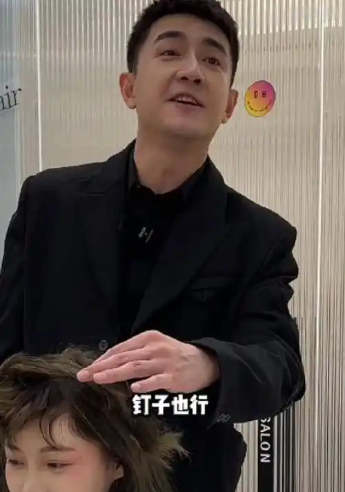 林更新开理发店价格昂贵,请圈内明星宣传,用订书器给网红做造型