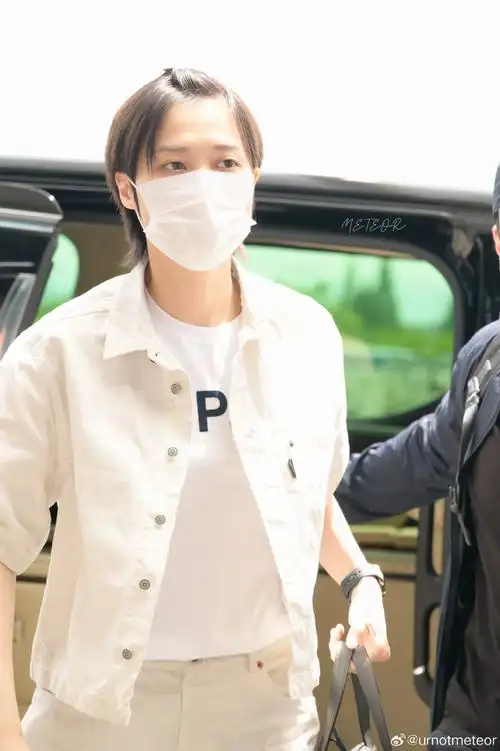 李宇春忍住了喷嚏##李宇春今天发了四条微博