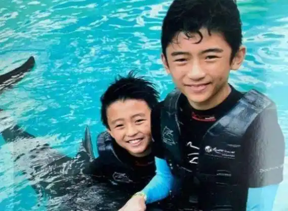 谢霆锋携长子返港!