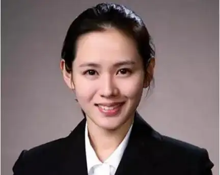 想要拍好证件照,记得要矜持,微笑就可不必大笑,学学淑女的"笑不露 ""