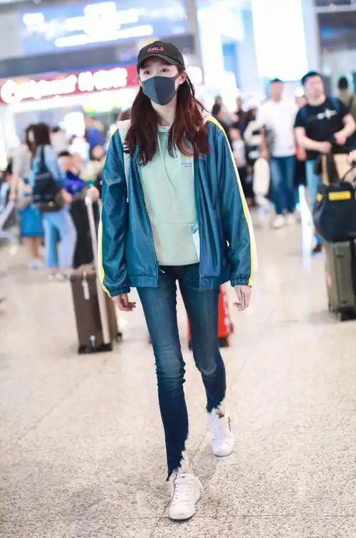 关晓彤的腿比漫画腿还美,穿修身牛仔裤效果太惊艳,p都不敢这么p