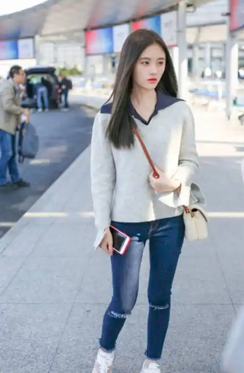 时候的鞠婧祎真的有种一言难尽的感觉,上半身很正常,穿的再厚也不显胖