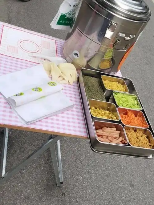 摆摊卖糯米饭团视频