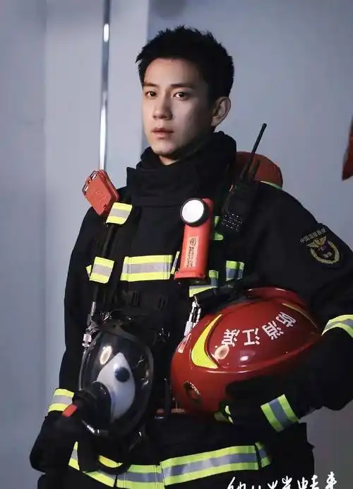 张婧仪新剧《他从火光中走来》官宣阵容,黄景瑜担任男团"队长"_张凌赫