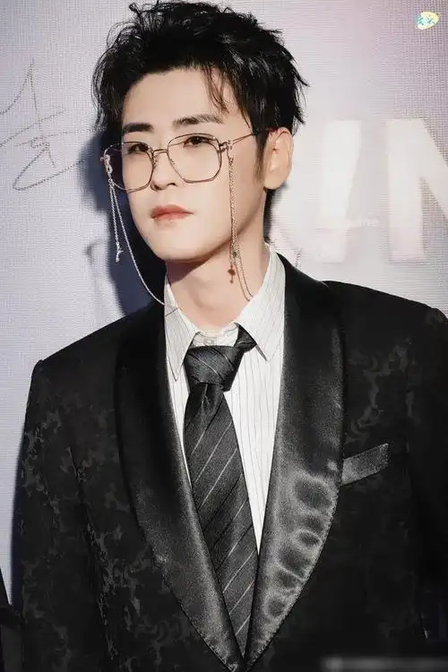 张云雷金丝眼镜造型登上网络热搜了到底发生什么了