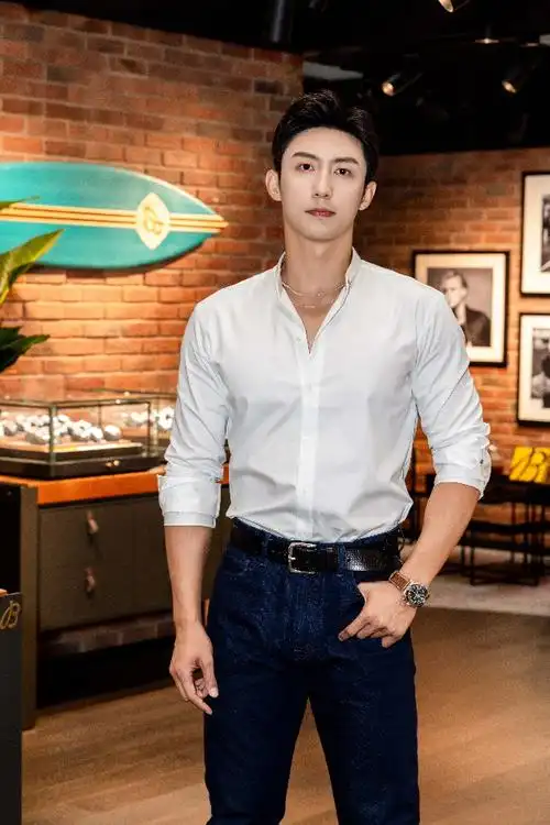 品牌代言人黄景瑜佩戴机械计时系列b01腕表42 triumph亲临140年"