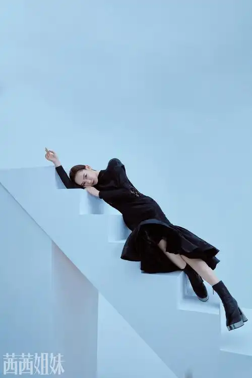 戚薇时尚新刊封面大片写真图片59