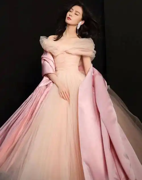 刘诗诗粉色高定长裙大片,美到发光,粉丝:怎么没有上热搜?