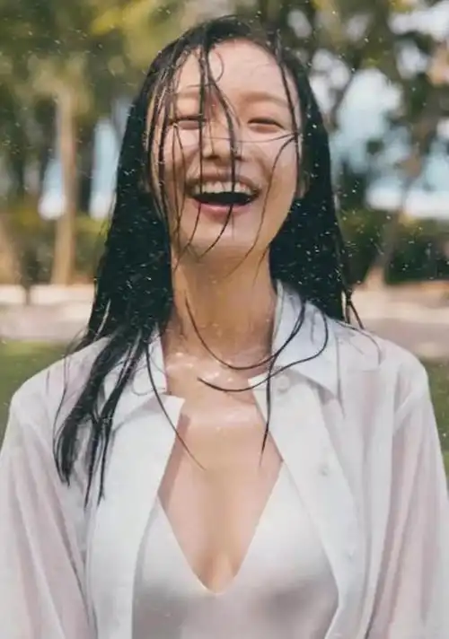 倪妮玩水旧照被翻出穿低领装不怕显身材笑容满面略显开心