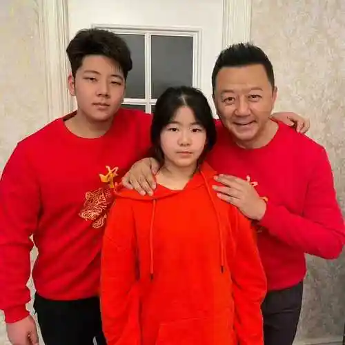 郭涛带女儿郭懿文走秀女儿全程表情不自然父女俩毫无默契