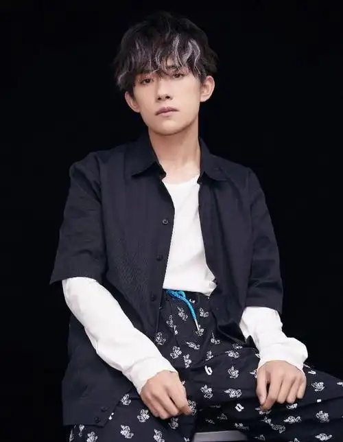 易烊千玺王一博挑染白发帅得男女老少通吃