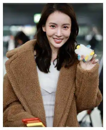 金晨素颜状态超好,格子围巾当成披肩太洋气,长发飘飘美似初恋_时尚_大