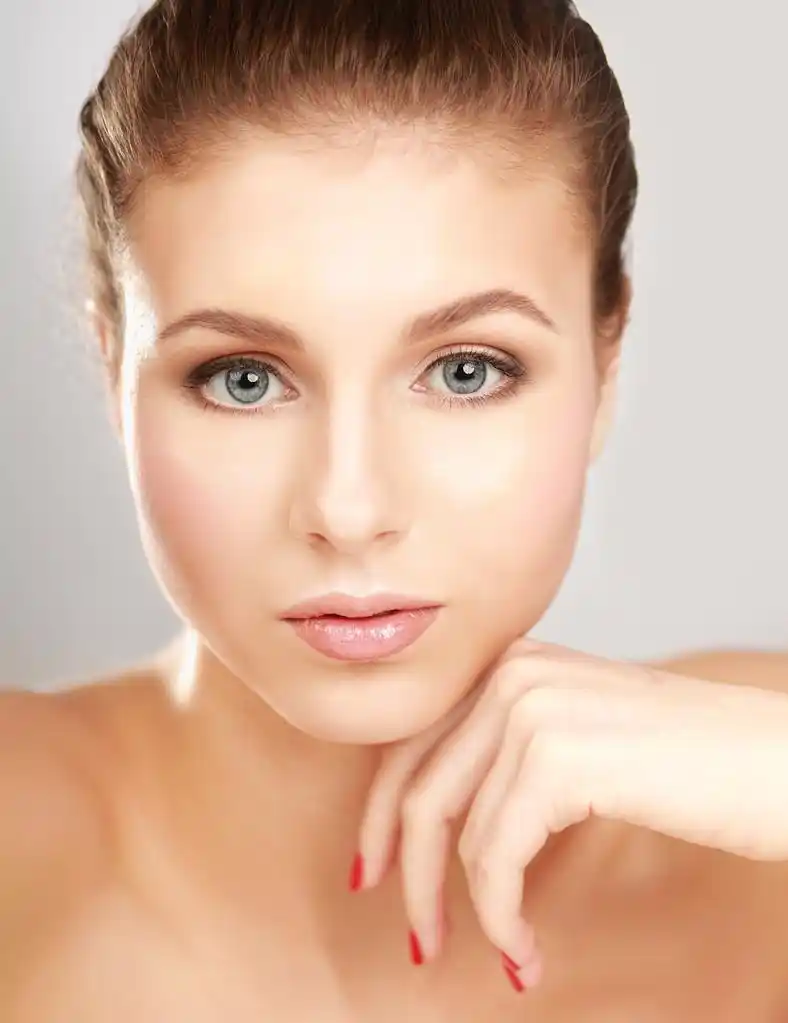 一个美丽的年轻女人,触摸她的脸庞