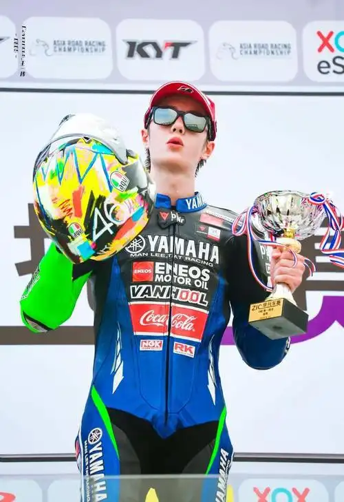 240204王一博骑摩托上山85号赛车手魅力无限