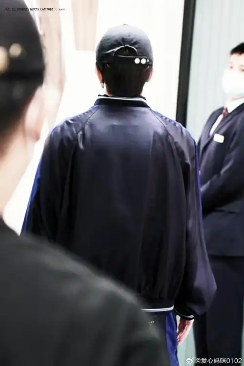 来个背影 感觉我们之间没有距离了#蔡徐坤