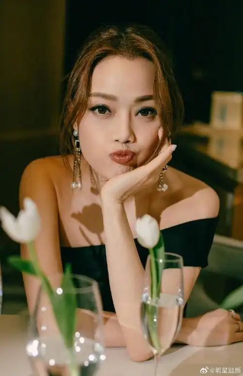 女歌手容祖儿穿高开叉礼服脚踩roger vivier凉高跟鞋优雅出现