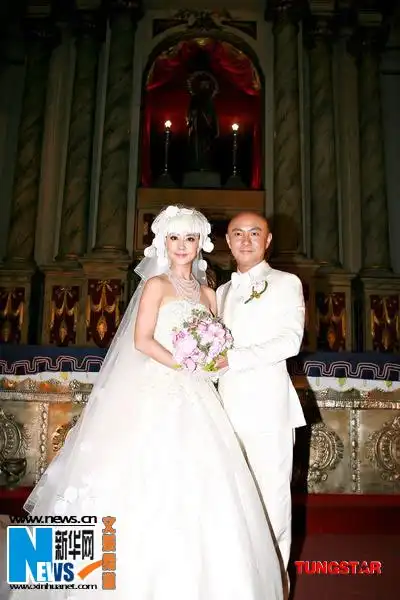 组图:白发新娘震惊新郎 张卫健张茜教堂完婚