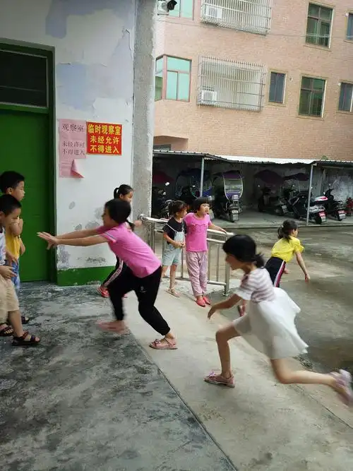 下课了,我们尽情地玩耍