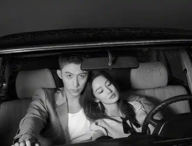 黄景瑜李沁黑白大片出炉,颜值般配,表现力时尚,举动太甜啦