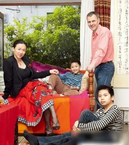 金星带家人理发做美甲儿子侧颜超帅女儿穿着朴素似路人