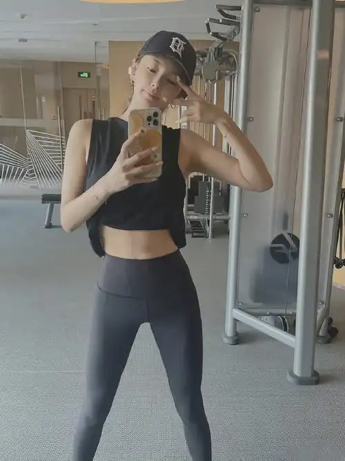 女神张雨绮晒居家健身照,穿紧身衣瘦成一道闪电,大脚丫像男人