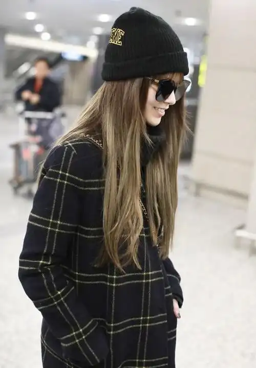 昆凌戴墨镜也盖不住气质穿格纹大衣显得身材纤细气质真够娇嫩