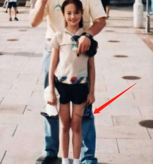 那么在看到郑爽小时候就能拥有一双漫画腿之后,很多网友们都开始冒酸