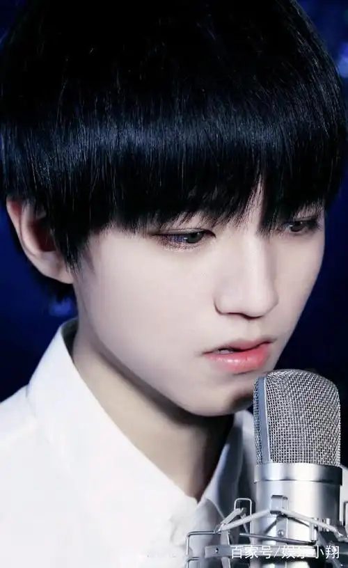 王俊凯素颜时清爽帅气,上妆之后漂亮精致,他并不是花瓶