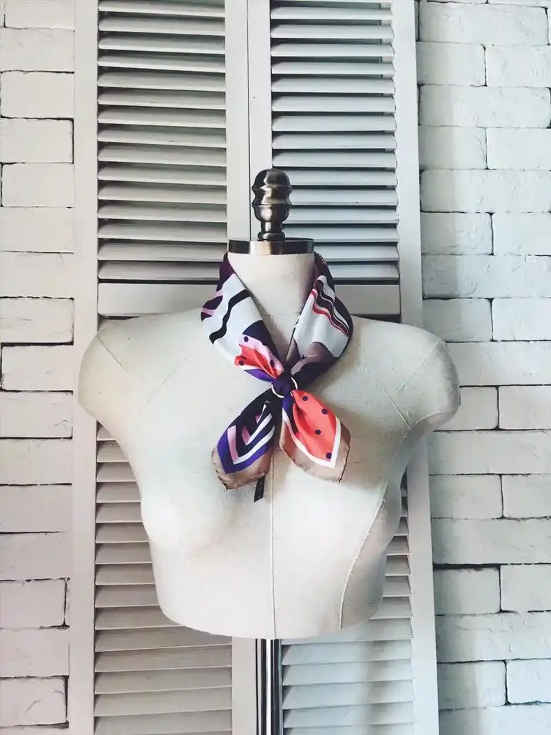 小方巾戒指扣丝巾系法教程