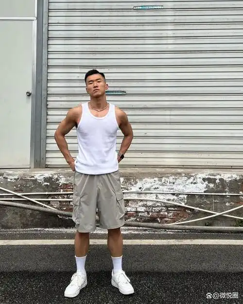 90后肌肉男爱美黑,古铜色的肤色让他好有男人味,你喜欢吗?