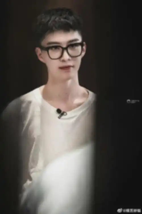 戴眼镜的范丞丞好苏啊,怎么这么萌呀,更喜欢他戴眼镜的造型哦