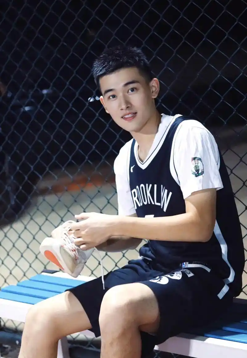 清爽阳光男生,今晚篮球场上见#篮球# #帅哥