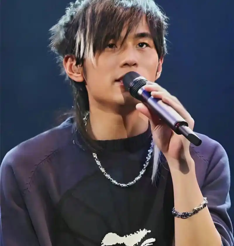 白毛伦时期,高音头一偏就上去了!饼伦时期,高音手一伸话筒就递出去了.